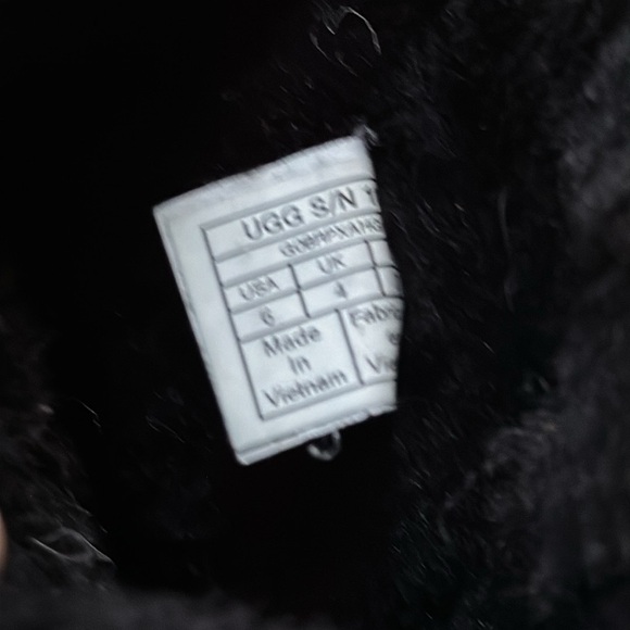 Ugg sz 6 black Bailey boot Sherpa w/ two corduroy bows good pre owned condition - Picture 8 of 8